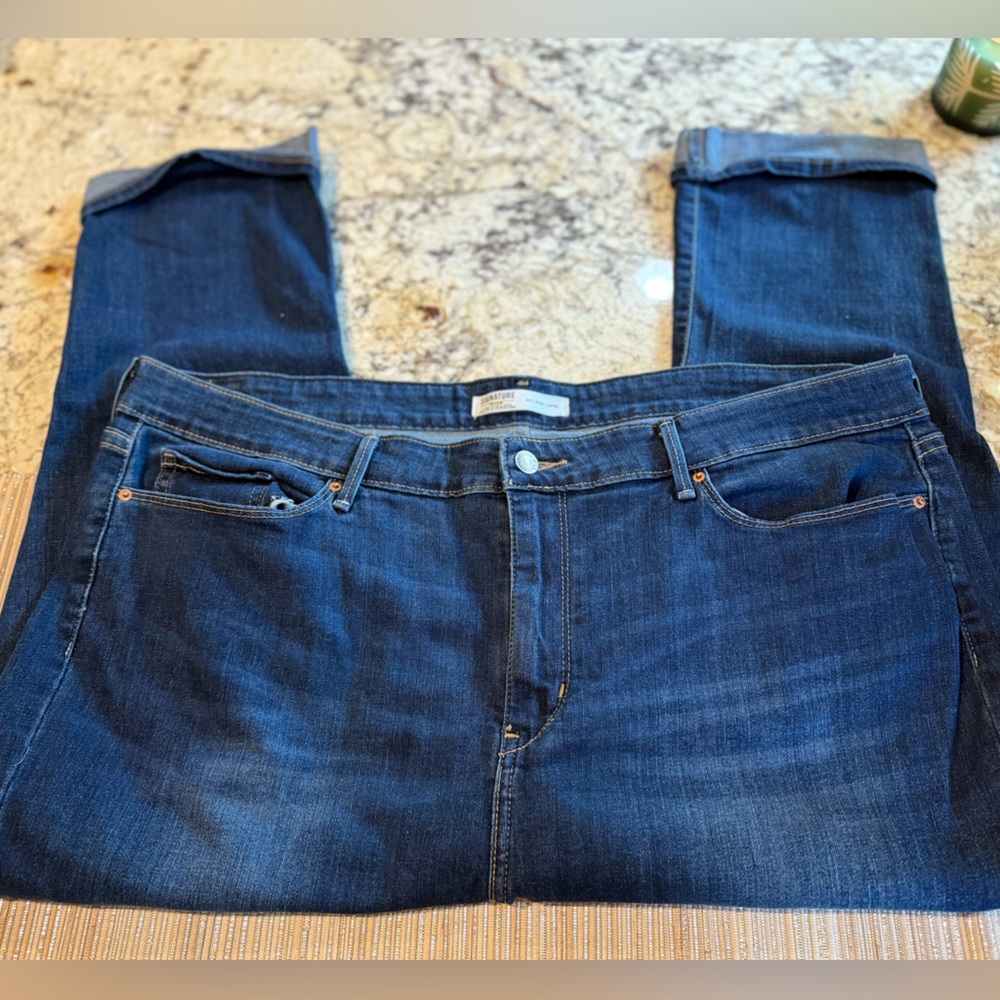 Levi Strauss Signature Gold Mid-Rise Cuffed Capri Jeans, Size 20 - Picture 6 of 9